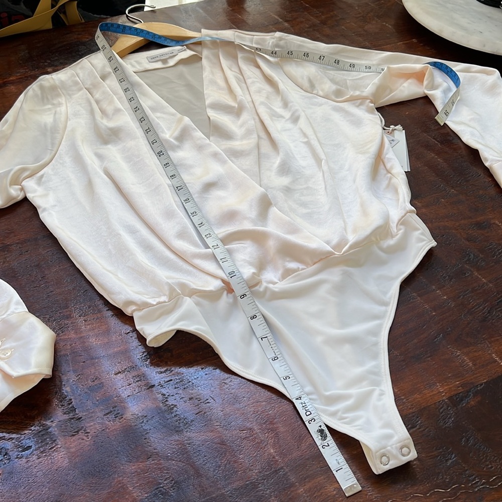 🆕 GOOD AMERICAN Long Sleeve Washed Satin Wrap Bodysuit in Ivory Size 1 Small - Picture 14 of 16